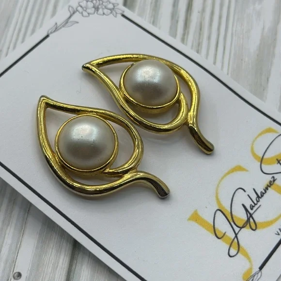 VTG gold pearl leaf pierced earrings designer runway - Picture 4 of 6